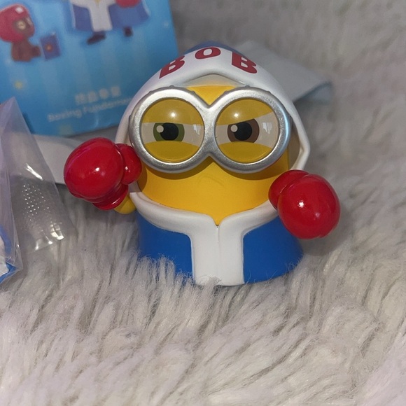 Minions bedtime story Boxing fundamentals resin plastic sculpture blue /red NWT - Picture 3 of 10